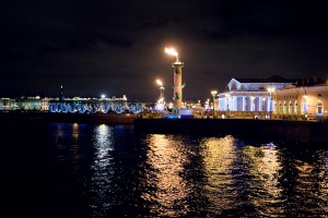 Вид на стрелку и пламя на столбах