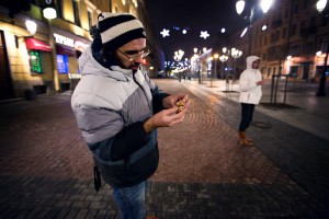 Кирилл нашел пробку от шампанского и сравнивает ее с нашей, вдруг кто-то еще пьет "Новый Свет" :)