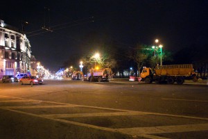 Уборочная техника вышла оперативно убрать последствия народных гуляний