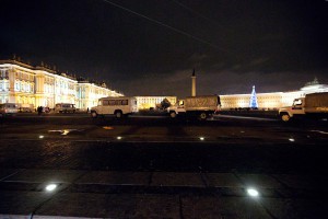 Полувоенная техника на фоне Дворцовой площади - необычно