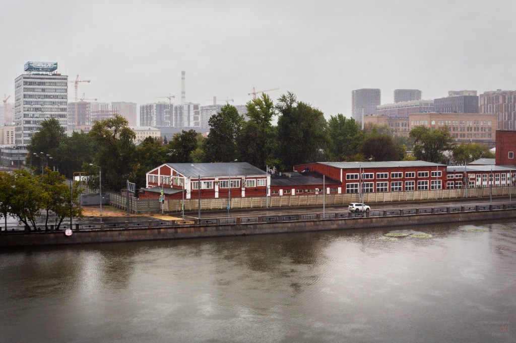 Вид с Автозаводского моста на застройку ЗИЛа