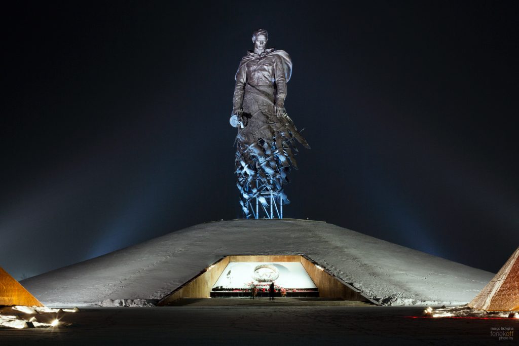 Ржевский мемориал советскому солдату с ночной подсветкой