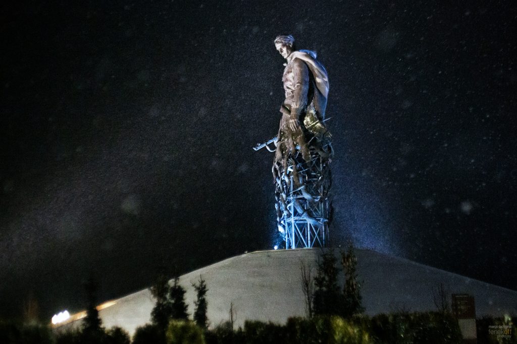 Ржевский мемориал советскому солдату ночью в снегу