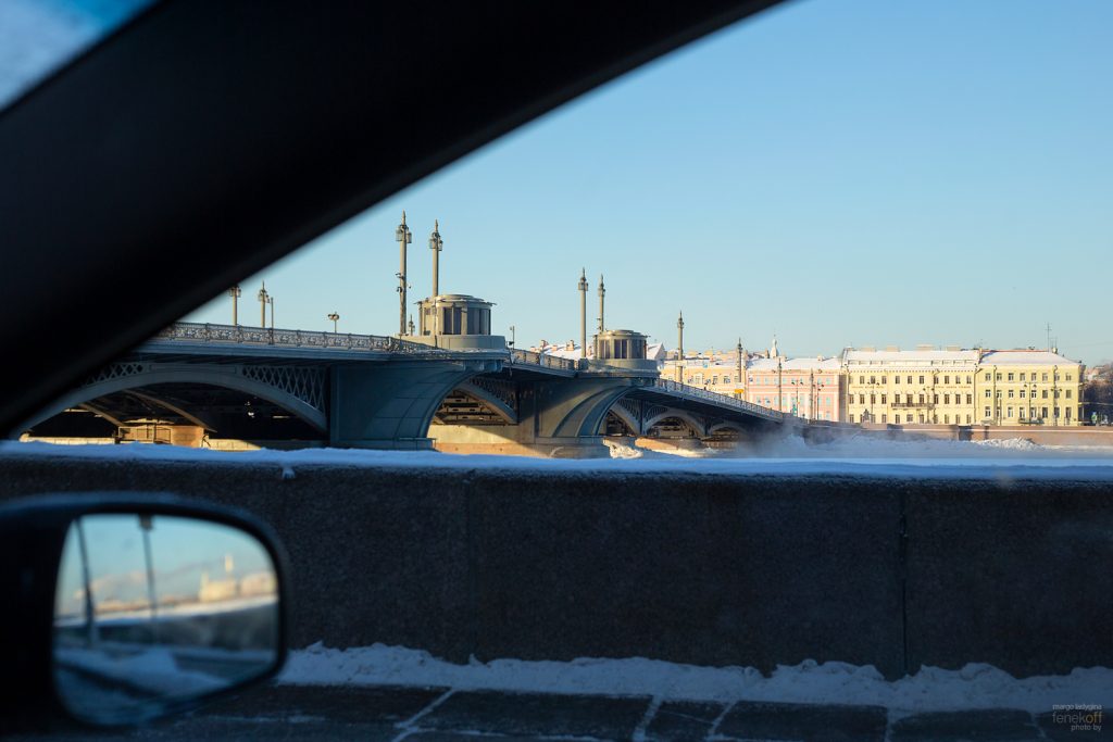 Благовещенский мост и отражение назад в зеркале авто