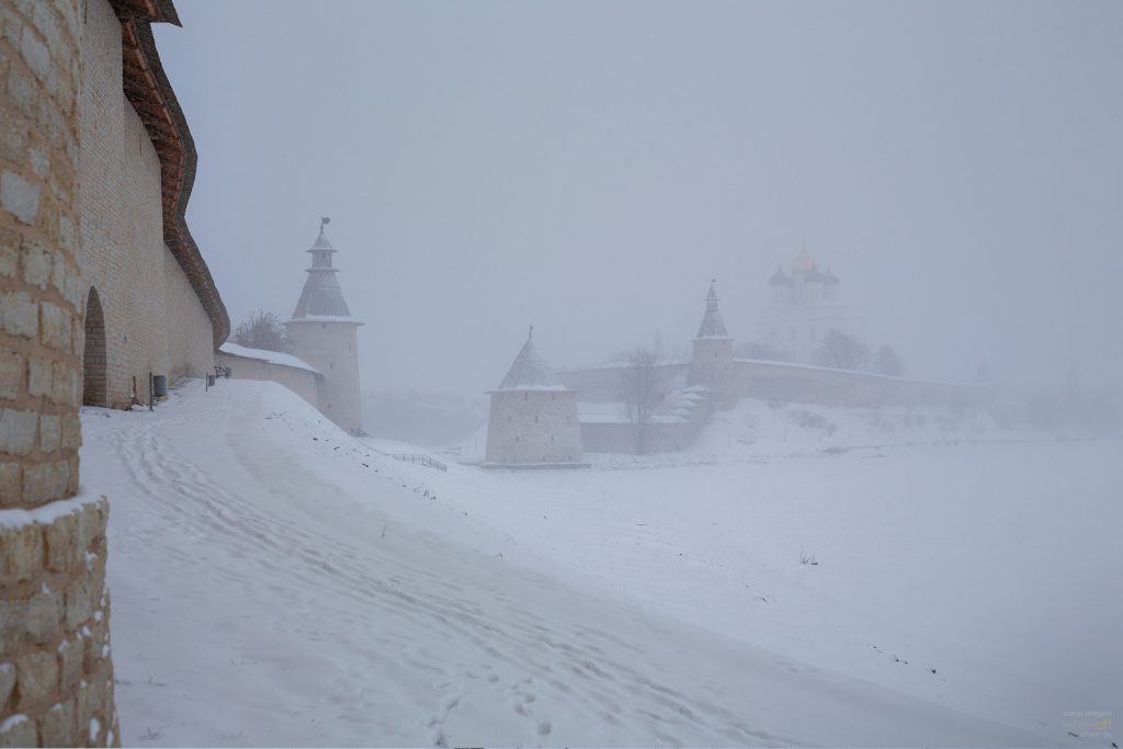 Вид на Псковский Кремль через январский снегопад