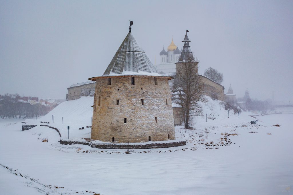 Плоская башня Псковского Кремля во время снегопада