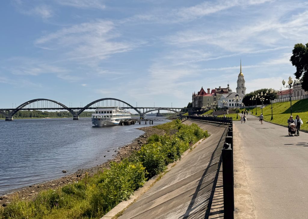 Рыбинск - набережная Волги с видом на Рыбинский мост