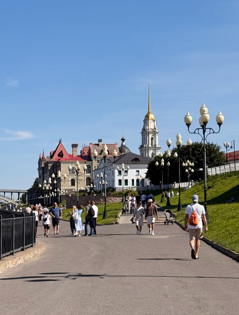 Набережная Рыбинска - оживлённое красивое место для прогулки