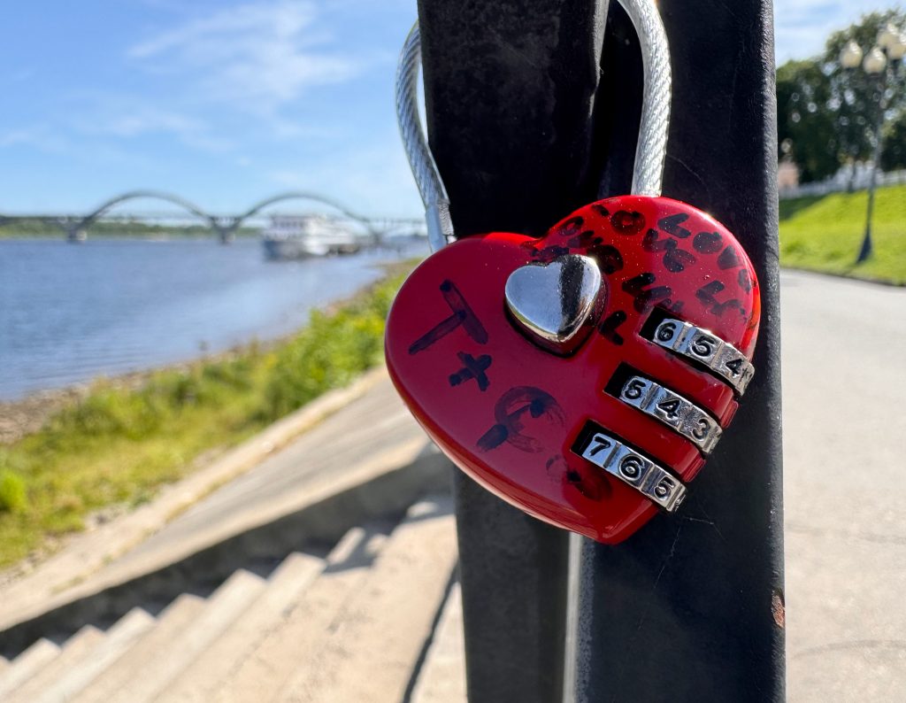 Замочек на счастье на ограде набережной Волги в Рыбинске