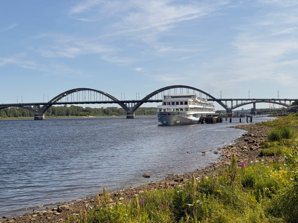 Теплоход на фоне Рыбинского моста