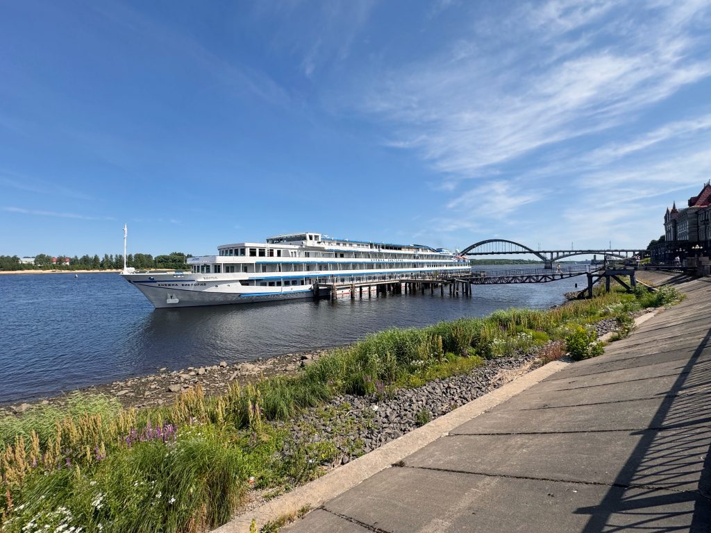 Теплоход у причала в Рыбинске