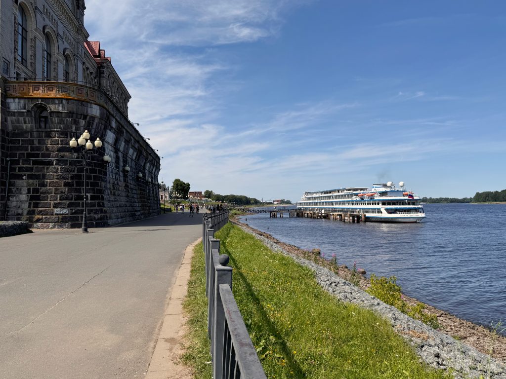 Рыбинск - набережная реки Волги, теплоход, часть здания Новой хлебной биржи