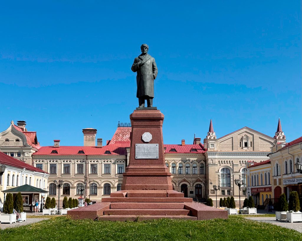 Ленин на центральной площади Рыбинска в зимней одежде