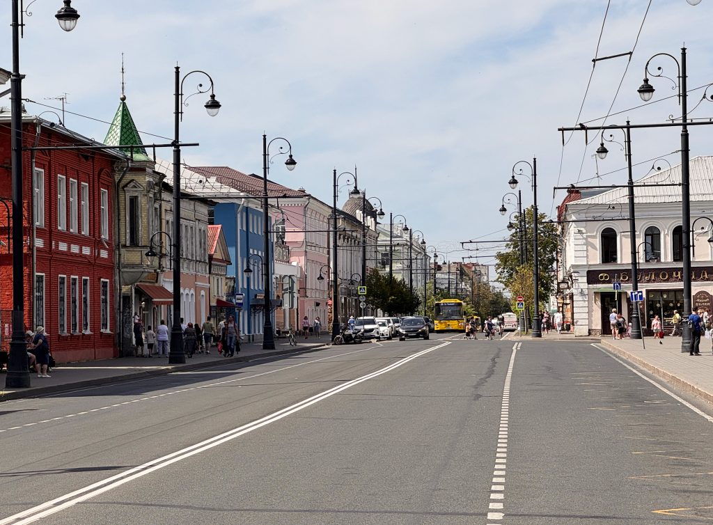 Одна из центральных улиц Рыбинска с красивыми фонарями и фасадами зданий