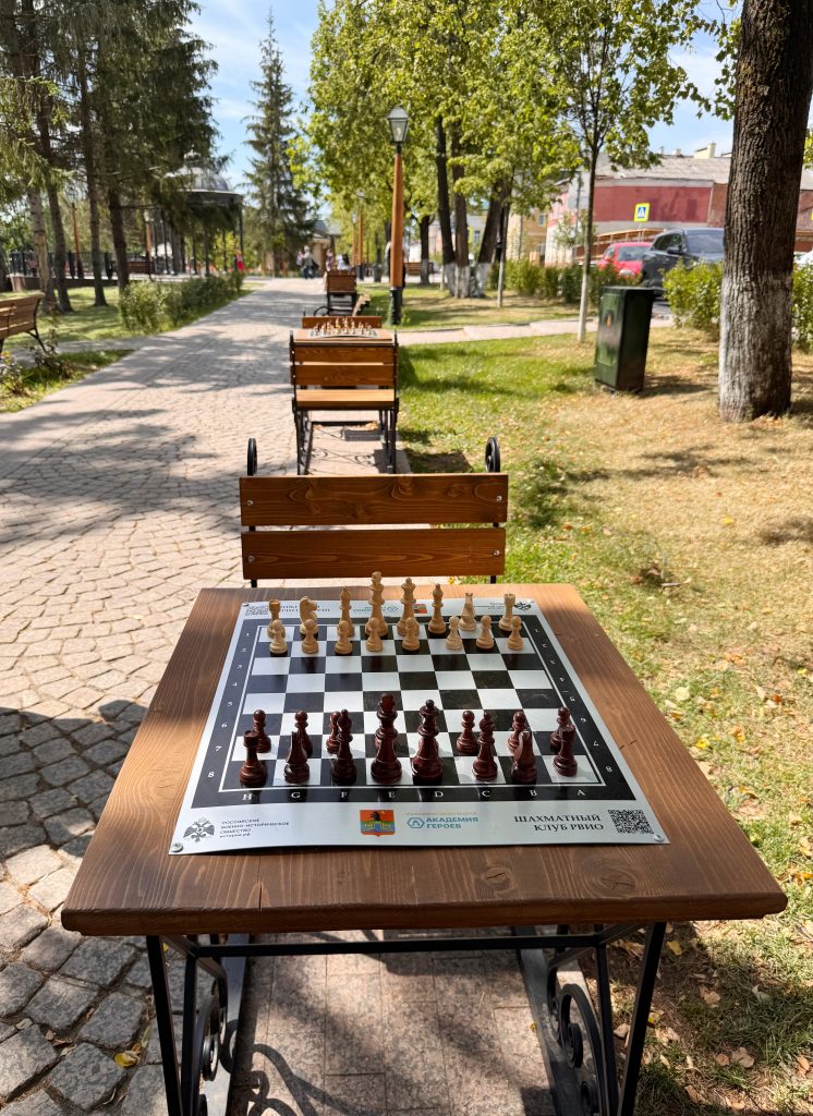 Шахматные столы на одной из туристических улиц Рыбинска