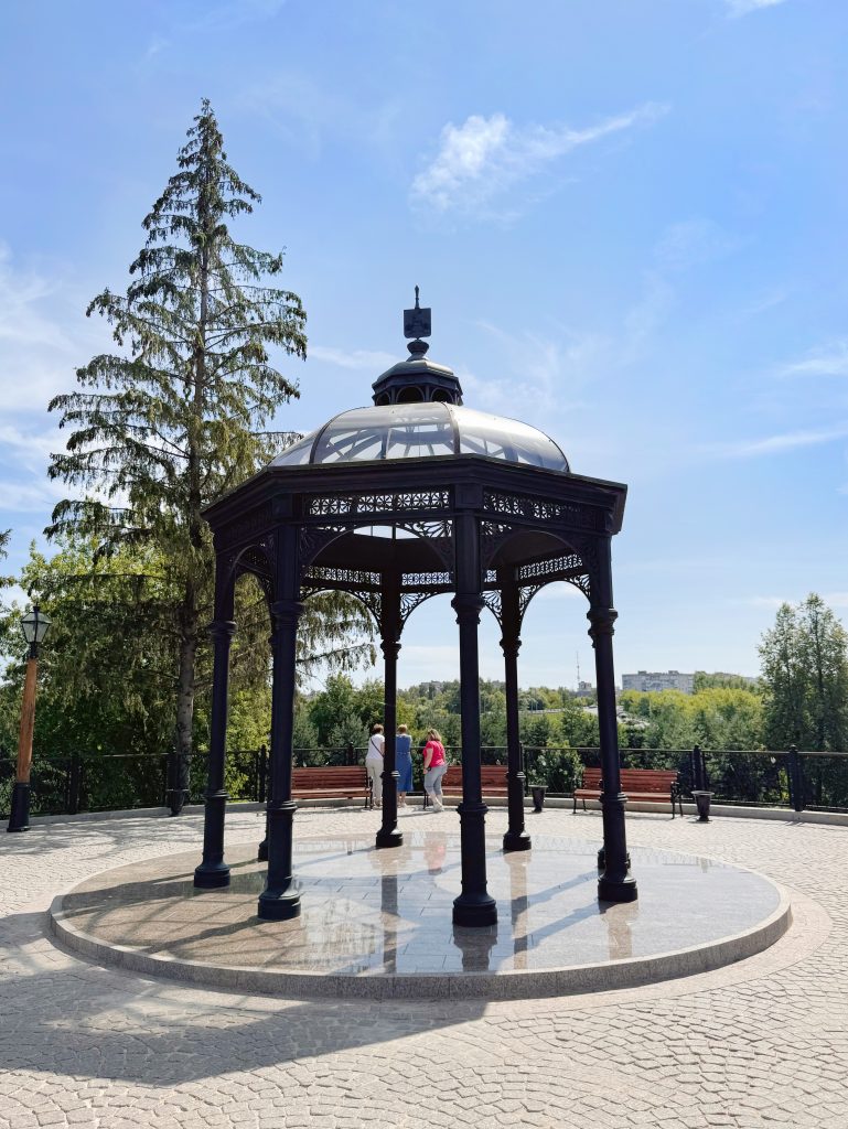 Кованая ротонда в туристическом центре Рыбинска на возвышенности, внизу протекает река Черёмуха