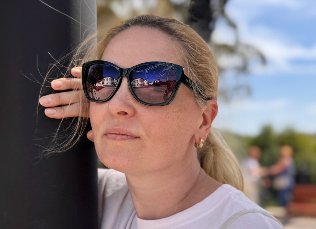 Отражение Рыбинска в солнечных очках