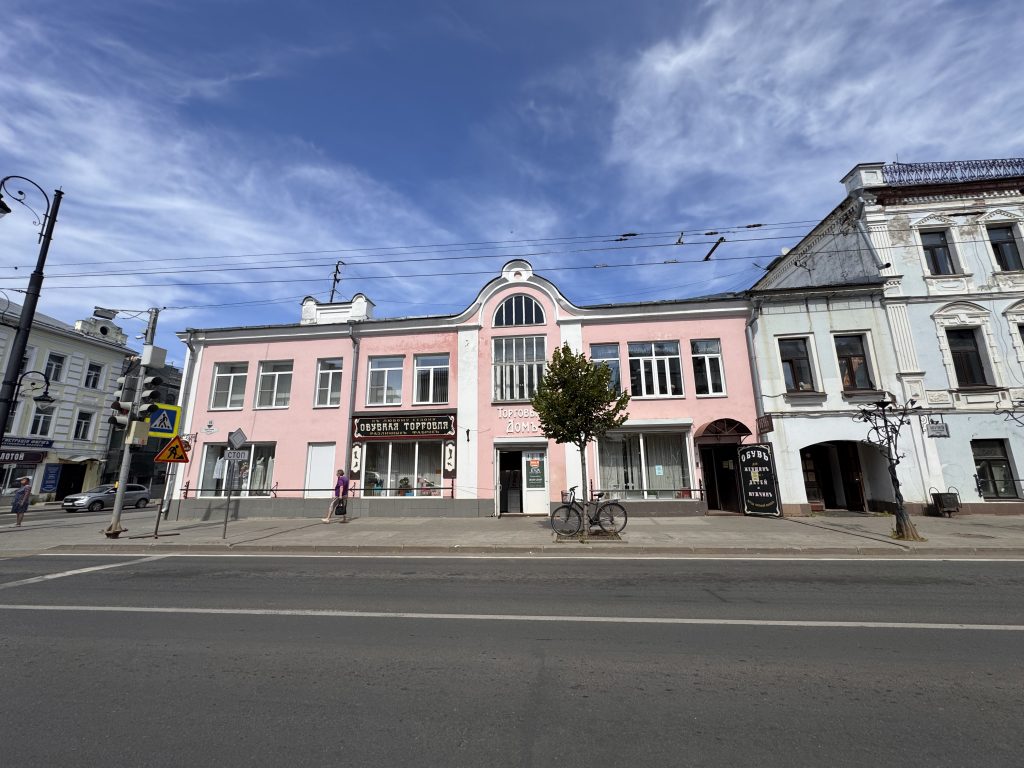 Рыбинск. Вывески магазинов "под старину".