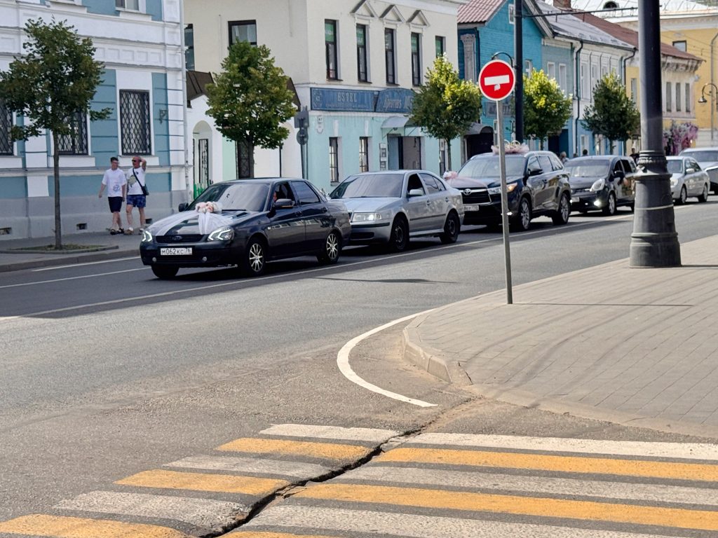 В громкой музыкой и бибиканьем к центру города приблизился свадебный кортеж. Что ж, счастья им.