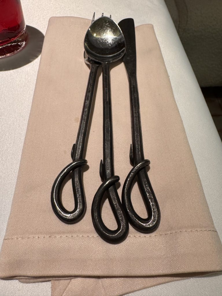 Тематические столовые приборы в ресторане СУПBERRY