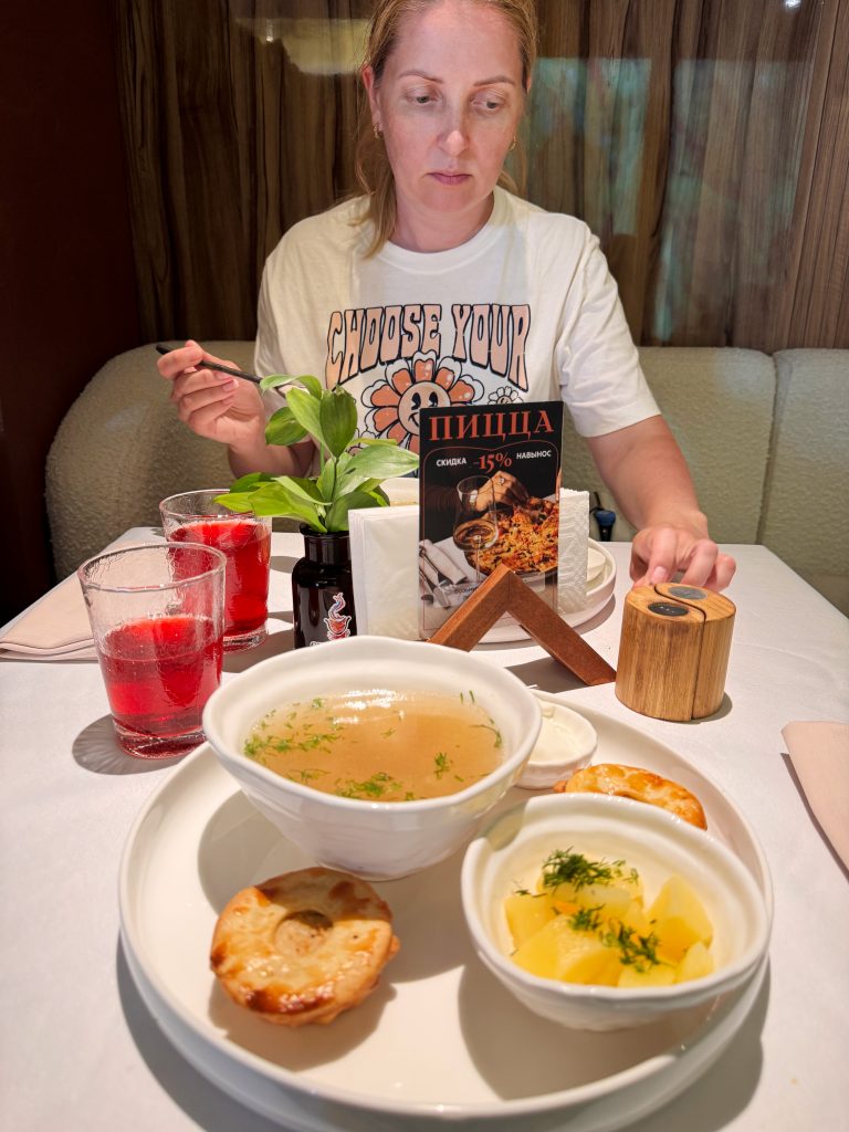 Нас с подругой еда не сильно впечатлила. В картофеле с лисичками был в основном картофель, на что пришлось пожаловаться, не знаю насколько им это интересно - место раскрученное, туристическое, полная посадка в час пик, есть веранда. За интерьер и локацию - 5 баллов, за еду - 3+. 