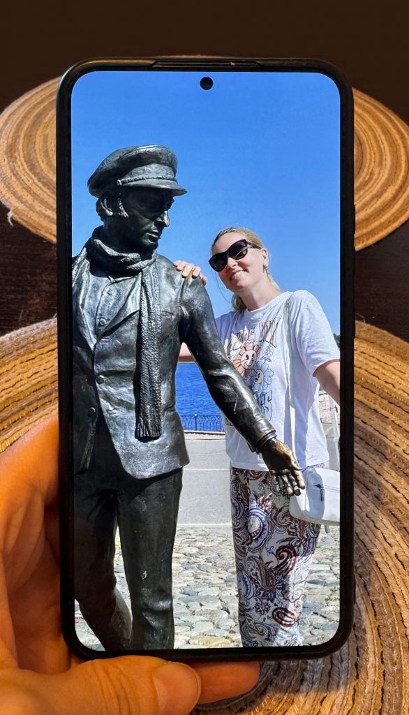 Удачное фото получилось случайно - Остап Бендер тянет руку к дамской сумочке, пока дама рада с ним попозировать )))