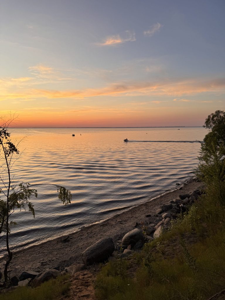 Водные развлечения на закате на Рыбинском водохранилище