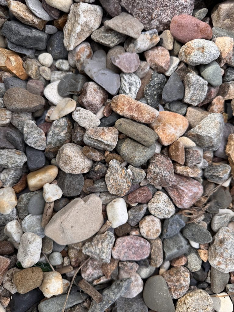 Камешки на берегу Рыбинского водохранилища. Несколько самых красивых увезли с собой ) Русише туристэ - облико морале!