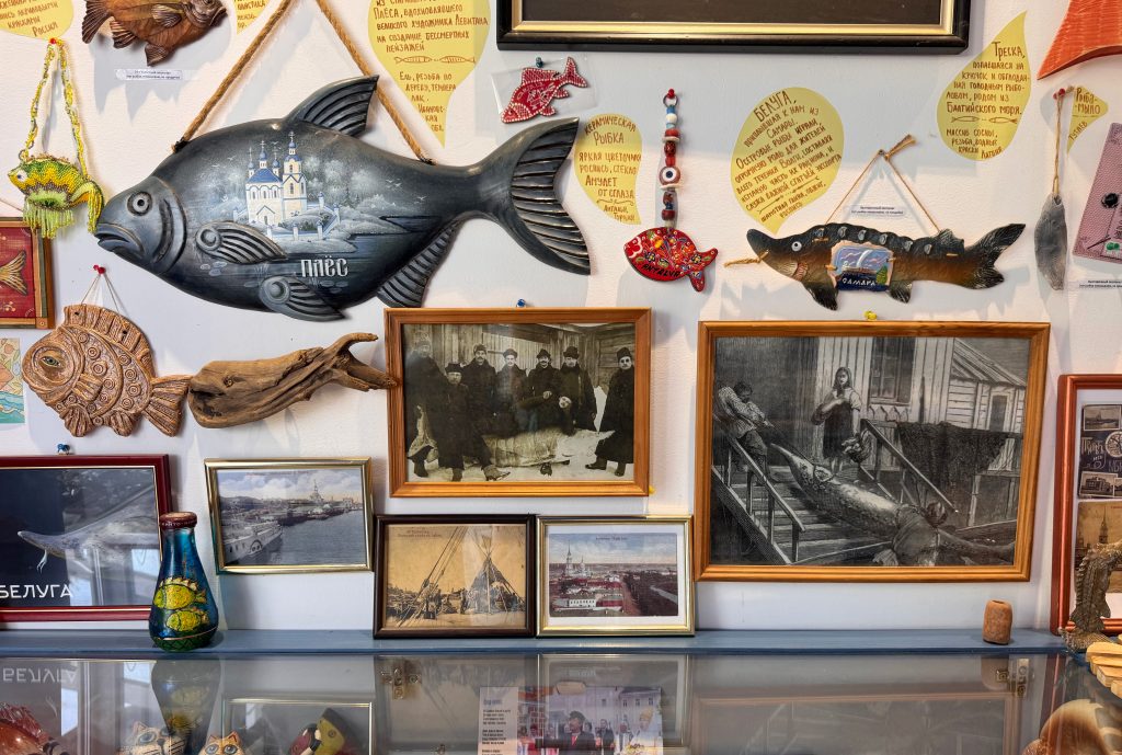 Фотографии в сувенирной лавке