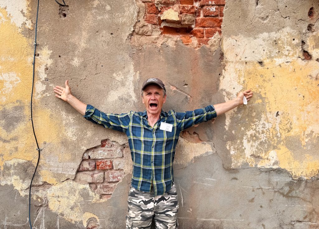 Пока подруга выбирала цветы, я решила сфотографировать старую стену, а получилось намного лучше - подошёл охранник и попросил сфотографировать его, сказав, что он будет на фоне стены выглядеть гораздо лучше. И действительно - получилось весьма колоритно )