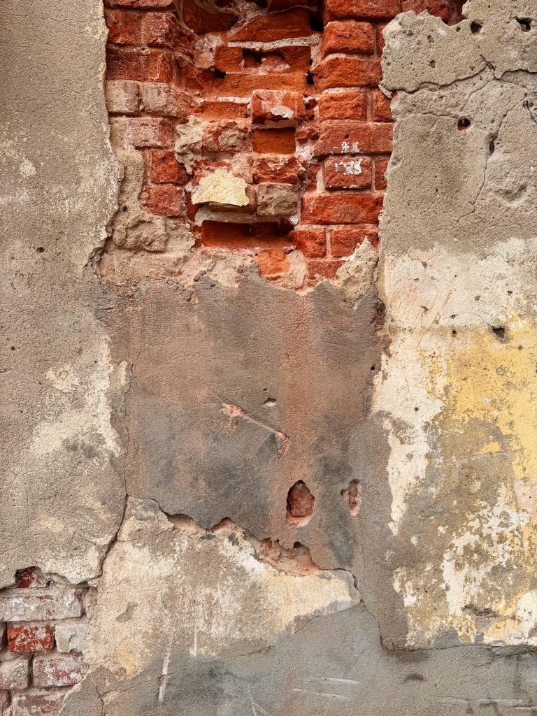 А это просто стена старого дома в Рыбинске