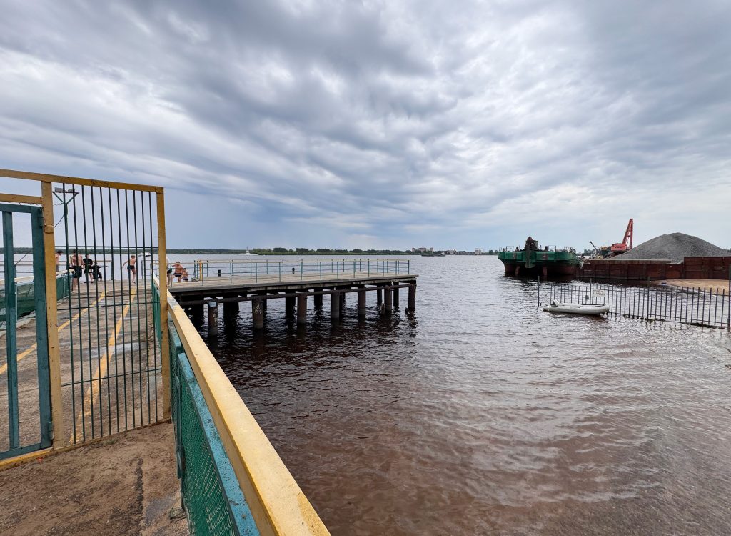 Следующая точка - причал на Волге с отдалённым видом на монумент Волга-Мать, справа от которой находится ГЭС
