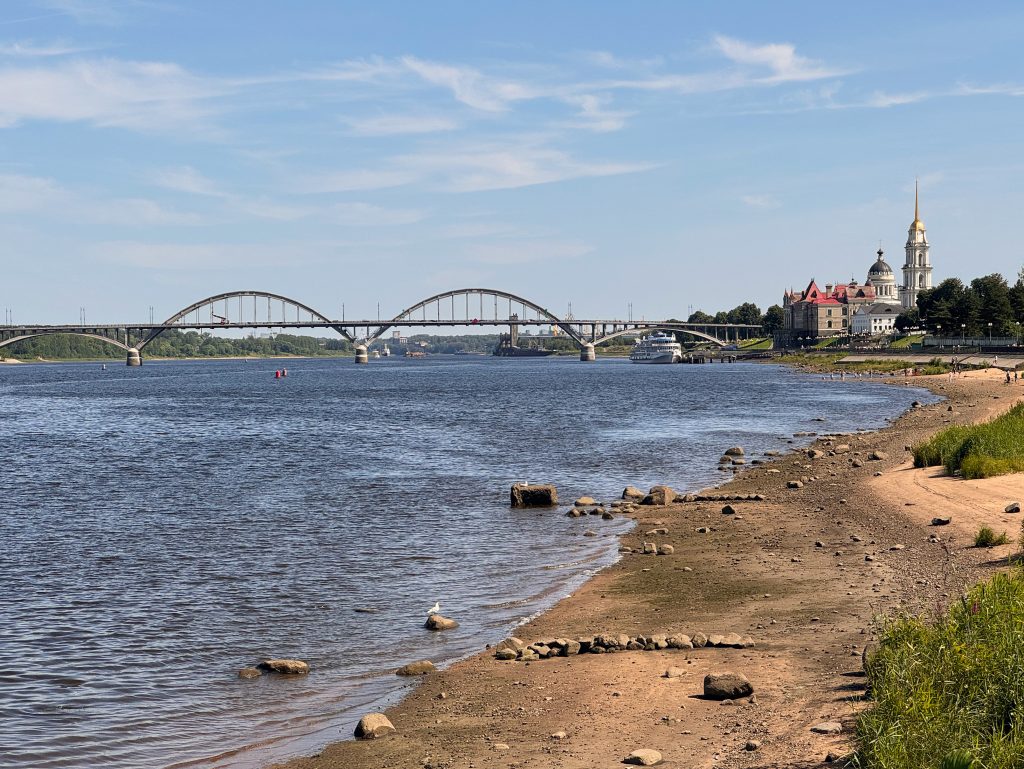 Традиционный вид Рыбинска - Рыбинский мост, река Волга, Новая хлебная биржа, Спасо-Преображенский собор 