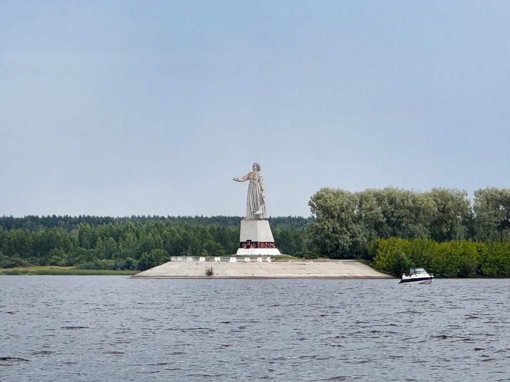 Монумент "Волга-Мать" 
