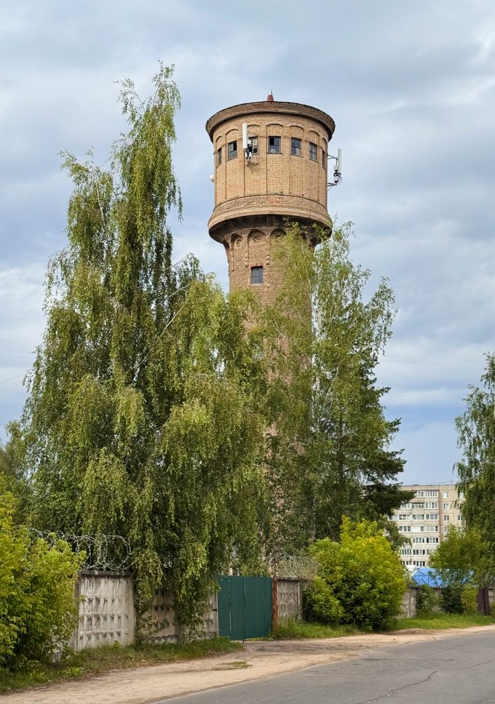 Красивая кирпичная водонапорная башня на окраине Рыбинска