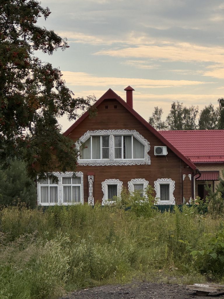 Деревенский домик с ажурными наличниками