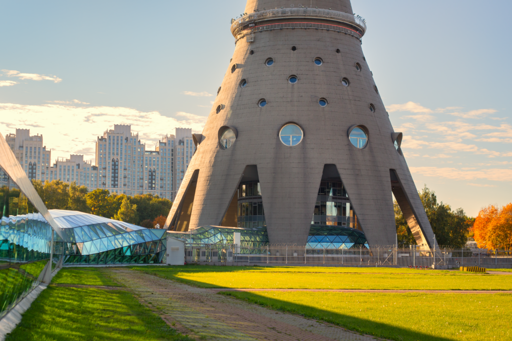 Стеклянный коридор, ведущий к входу в Останкинскую башню