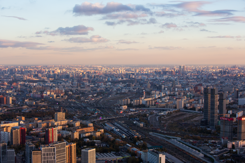 Москва в нежных фиолетовых цветах заката